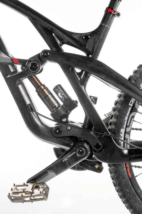   Carbon tubes wherever you look. The rear end of the Polygon has a futuristic look and is very resistant to bobbing under acceleration, especially in the Fox shock's trail mode.