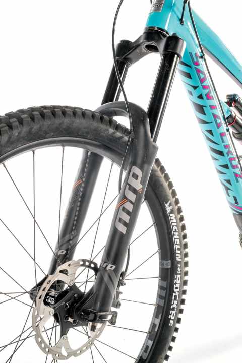   Starker Auftritt des Santa Cruz: Die amerikanische MRP-Gabel Stage kannten wir bisher nicht. Sie zeigte sich auf den Rumpelfahrten sehr potent und spielt in einer Liga mit der ausgezeichneten BOS Deville.