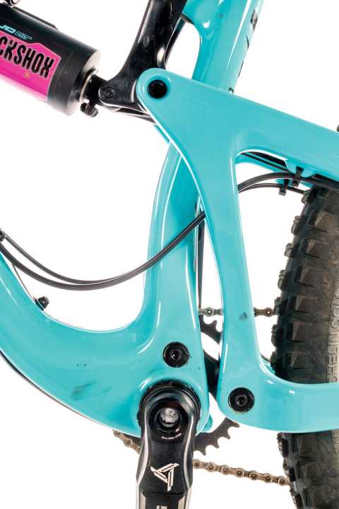   Carbon fibres make it possible: soft shapes, gentle curves. The full carbon rear end of the Santa Cruz Nomad is fitted so smoothly into the main frame that the aluminium rocker disappears discreetly.