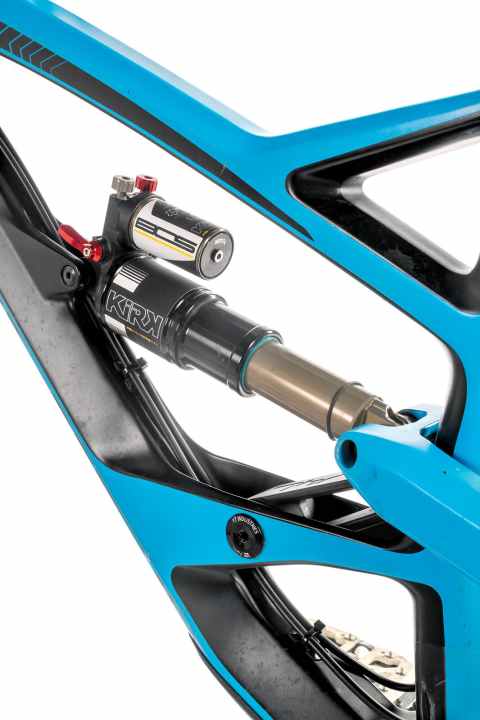   The French BOS suspension responds very sensitively and calms the bike down even at high speed in rough terrain. Unfortunately, the switchable compression damping on the YT is not very effective.