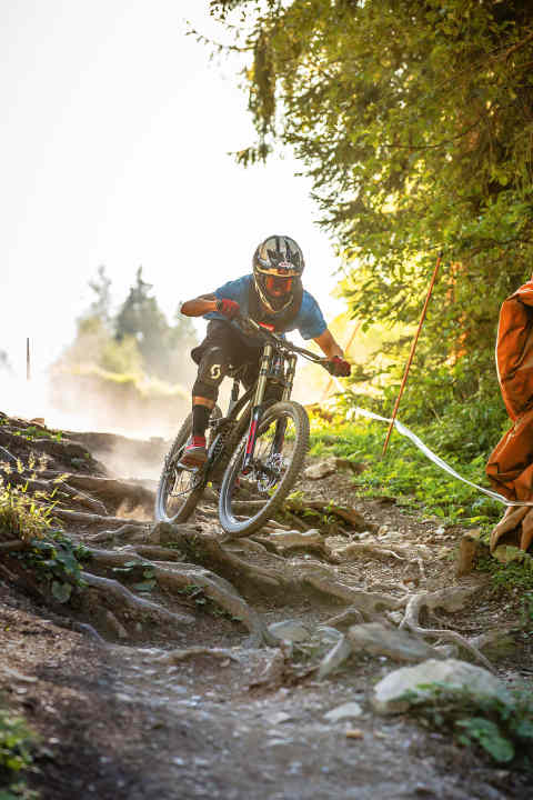   It took 28 prototype frames before Thomas Vanderham gave the Maiden the go-ahead. We rode Rocky's new carbon big bike down Leogang's World Cup downhill and felt not only damn fast, but also very safe. Here's the model: Maiden Pro in subtle black.