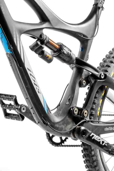   Kinematics guru Dave Weagle developed the rear suspension of the Mojo. Despite a nominal travel of only 150 millimetres, the rear works very effectively thanks to the potent Fox X2 downhill damper.