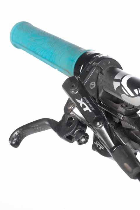   Sorgenkind XT: Die Bremse beim Orbea Rallon liegt gut in der Hand und packt kräftig zu, doch der Druckpunkt wandert extrem – nervig! Anscheinend handelt es sich um ein Vorserien-Problem.