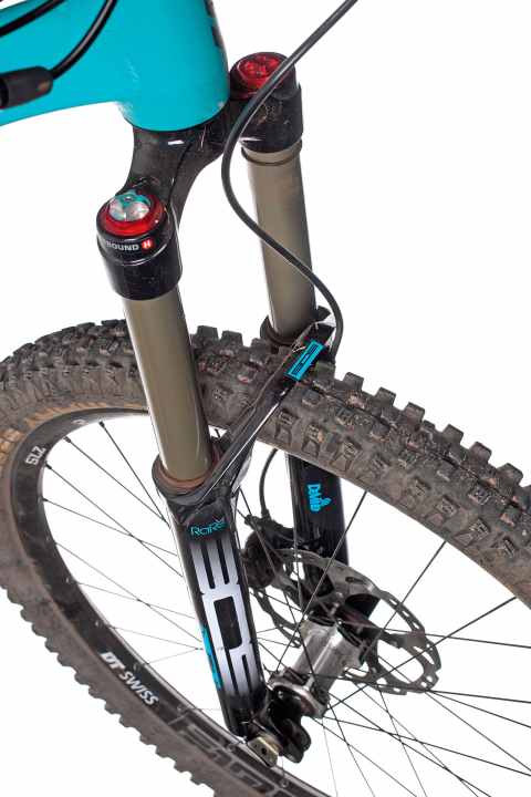   Orbea setzt auf Federelemente von BOS. Die Deville spricht sensibel an mit guter Endprogression. Schade, dass sich die Druckstufe beim Uphill nicht während der Fahrt aktivieren lässt.