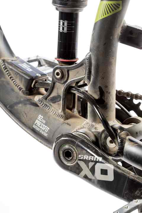   No clutter: On the Simplon Kuro, the cables are neatly routed internally and only emerge briefly from the cable box before disappearing into the chainstay again.