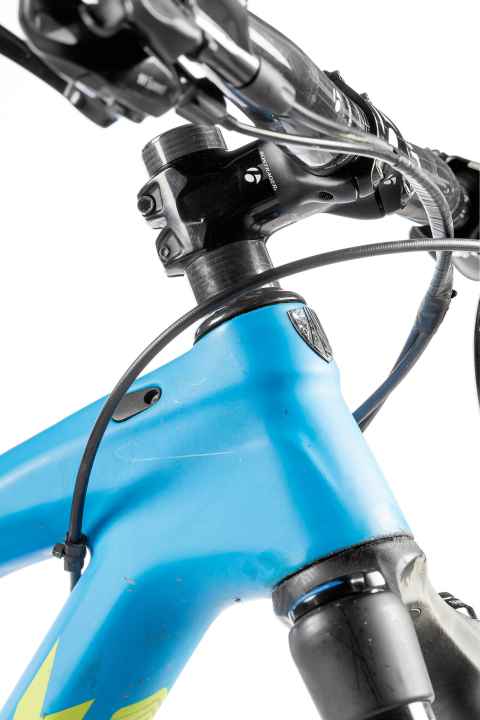   The short head tube on the Trek Slash makes for a low front end. We therefore left the spacers in and still had plenty of pressure on the front wheel. The 74 mm handlebar was too narrow for us, the stem too long.