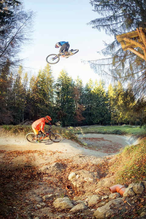   Caution: High voltage! Admittedly: E-bikes are heavy. They weigh as much as a Specialized Demo 10 years ago. But as soon as gravity pulls on the little pudge, there's no stopping it. Here, tester Chris Schleker pushes the Hai-Bike over the Samerberg drop, while the Lapierre whizzes through the berms.