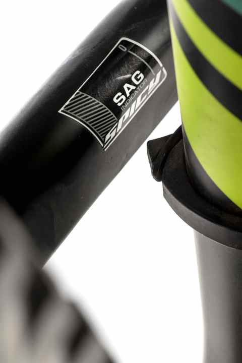   Thoughtful: Lapierre makes it easy for buyers, the RockShox suspension is easy to use and quick to adjust. A sag display also helps with the shock set-up.