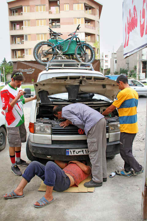   Masters of improvisation: in Iran, every breakdown is fixed in the blink of an eye. As soon as the engine sputters, three men are already under the car.