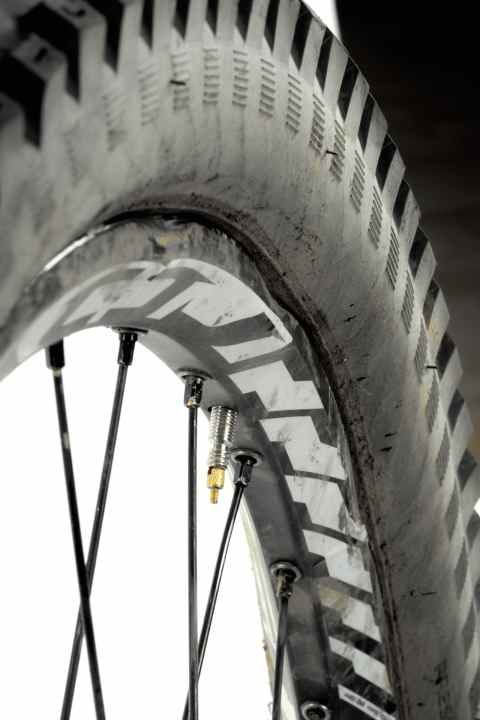   Beulenpest: Das Hinterrad des Specialized Demo überstand die zwei Testtage in Bozen nicht. Sehr viele Beulen, die in direktem Zusammenhang mit der Hinterbau-Performance stehen.