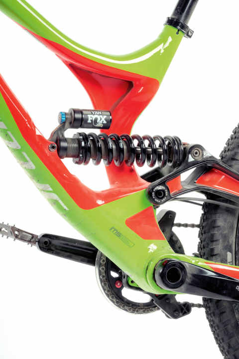   Specialized Demo 8.1: Komfortwunder: Der Viergelenker fährt sich extrem fluffig. Aber auch extrem linear. Ohne eine hochwertige HS-Druckstufendämpfung fehlt es dem Heck schmerzlich an Progression. 