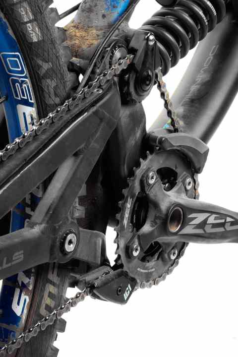   High pivot point with chain deflection, complex linkage of the mega-long shock - the Bulls is an extreme construction. But it works! Full and safe, but a little loud.