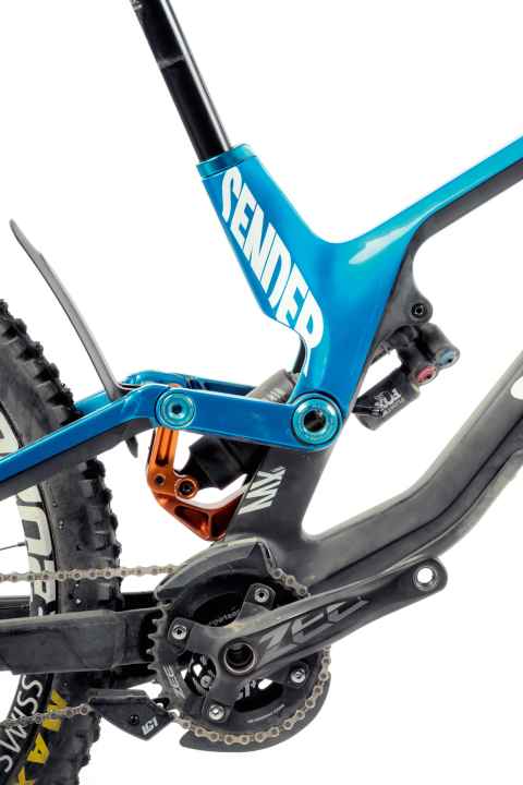   Hot air: Rocker plus MX-Link plus air shock result in a nice and plush Canyon suspension. In addition to industrial bearings, Canyon also uses a lot of bushings on the MX-Link.