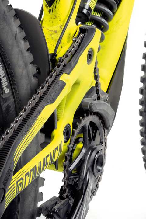   Quiet pedalling: You wouldn't believe it, but the Commencal is completely silent despite the chain's madness. Perfectly positioned rubber pads literally ensure smooth running.