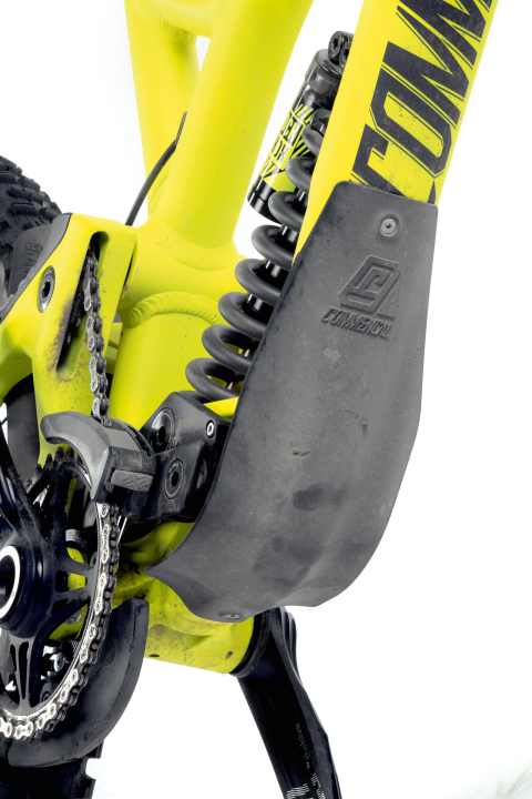   Commencal: Schön verpackt: Hinter dem extrabreiten Unterrohrschutz verbirgt sich die aufwändige Hebe­lage. Die Führung der Kette innerhalb der Sitzstrebe ist hochwertiger gelöst als beim Bulls.
