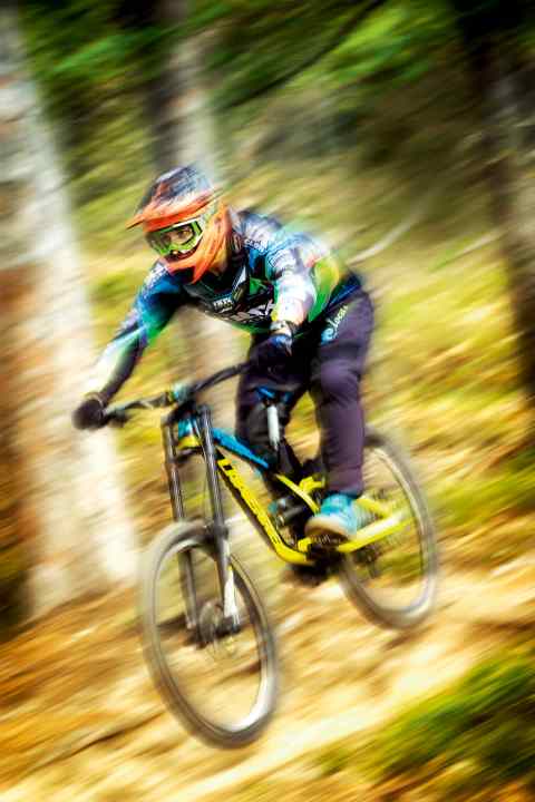   Deathgrip-friendly: On the Lapierre, you can still leave the brakes on when you're already pulling on the lever in panic on other bikes. The extremely plush feel of the Motolink rear suspension gives you confidence, also because it doesn't lose traction when braking (late).  