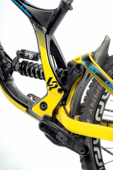   Lapierre DH 727: Comfort zone: The elaborate lever linkage gets the maximum performance out of the simple shock. The bike sucks its way through the terrain with sensational grip.