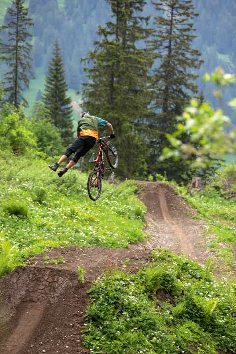   Kandersteg: Die Jumpline mit vier Table-Sprüngen weiter unten im Trail spendiert mit steilen Absprüngen satte Airtime – gut so.