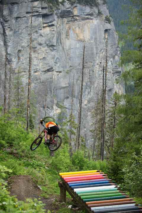   Kandersteg: Farbklecks: Der Buntstifte-Drop ist gut gebaut,  nicht zu hoch und daher für viele Biker lustig. Solche Gimmicks machen Spaß!