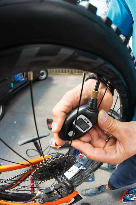   2. How low can you go? Mit 1,8 Bar vorne und 1,9 Bar hinten ging jedes der drei Reifenpaare zu Beginn an den Start. Bei Procore konnten wir am Ende mit unter 1,2 Bar am Hinterrad volles Rohr durchs Steinfeld donnern – und alles blieb heil. 