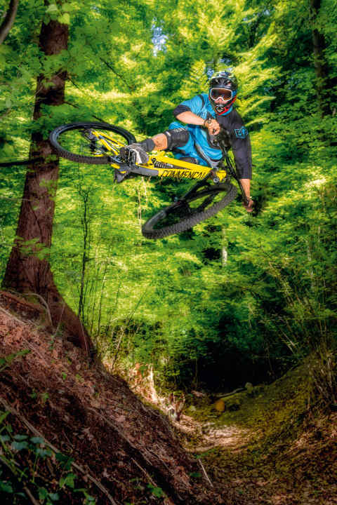   Downhill, Park, Stunts – fürs Grobe sind Big Bikes noch immer die beste Wahl, weil sicher und hart im Nehmen. Hier lässt Felix Buchfelder das Commencal fliegen.