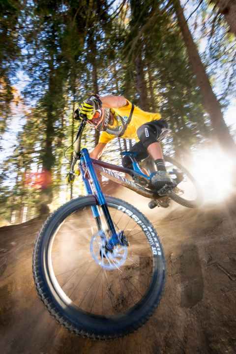   Blue wonder: The Intend Infinity DH is every freerider's wet dream. A fork has to look like this for everyone to want it. And this is how it should work if you don't want to regret buying it.