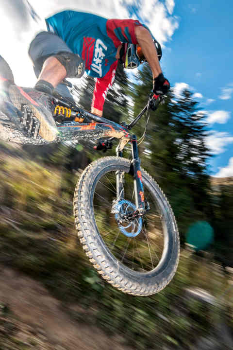   Watch out for the big bruiser! The Specialized Kenevo has 180 millimetres of travel at the front and rear. Here in the chic Troy Lee design and custom build.