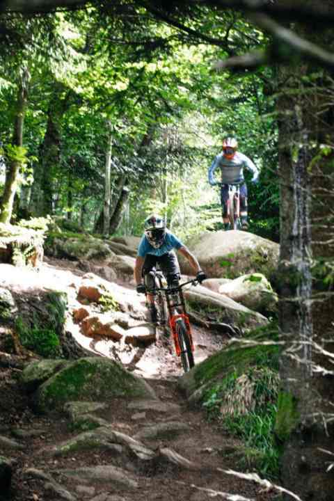   Test-Track: Für den Gabelvergleich testeten wir mit Promi-Tester Marcus Klausmann im Bikepark Lac Blanc auf der Downhill-Strecke. Fürs Foto fuhr Marcus ausnahmsweise mal hinterher.