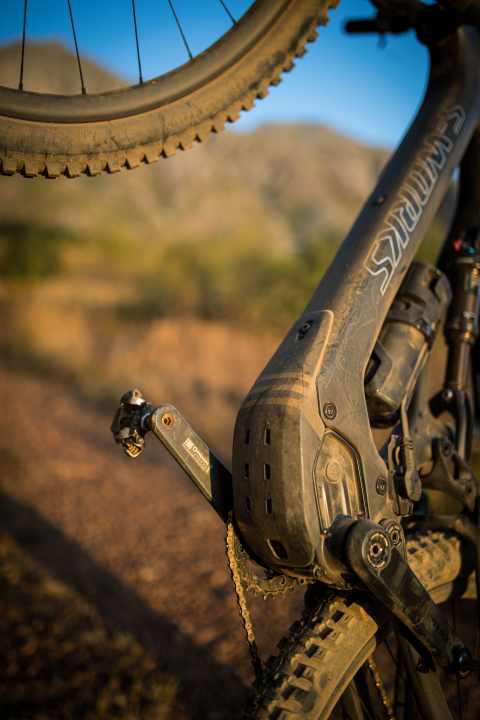   The 320 Wh battery is permanently installed in the down tube and cannot be removed for charging or changing the battery on the go.