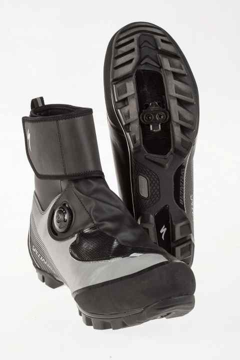   <a href="https://atlas.r.akipam.com/ts/i5533933/tsc?amc=con.blbn.497955.507800.14176540&smc=BIKE&rmd=3&trg=https%3A%2F%2Fnanobike.de%2Fspecialized-defroster-trail-mtb-winter-fahrradschuhe-reflective" target="_blank" rel="noopener noreferrer nofollow">Specialized Defroster Trail</a> *  