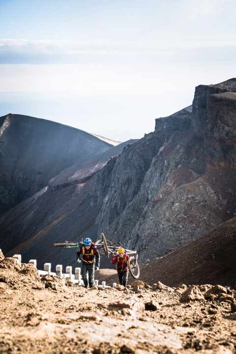   Tragepassage am Grenzzaun aus Beton.