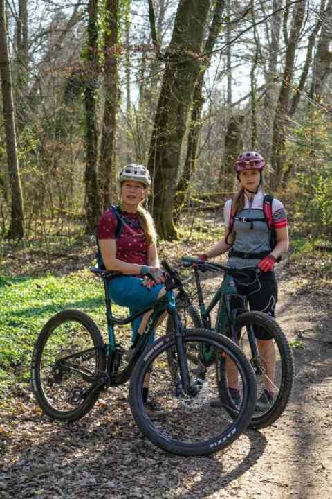 BIKE editor Gitta Beimfohr (left) and test rider Laura Merk were visibly impressed by the performance of the new women's bikes.