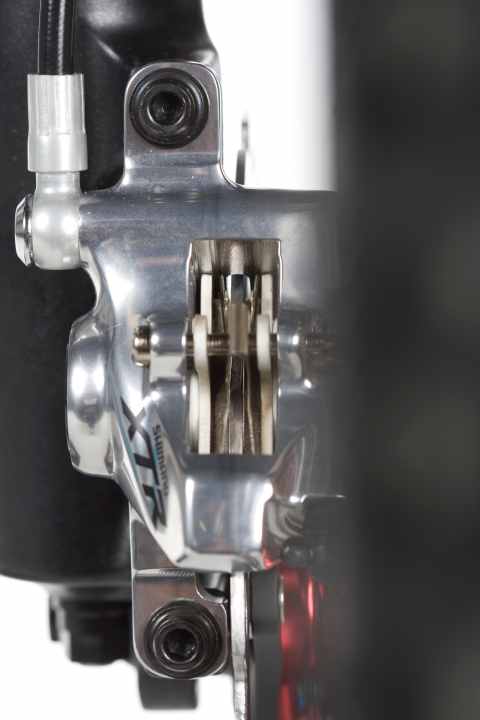 Der Spalt zwischen Bremsbelägen und Bremsscheibe ist winzig. Schleifende Bremsen gehören deshalb zum Biker-Alltag. | g.