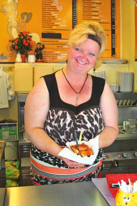   Ein Leben ohne Currywurst ist möglich – aber sinnlos! Neben unzähligen Imbissbuden und Trinkhallen (= Kiosk) wird man im Ruhrgebiet an jeder Ecke satt. 