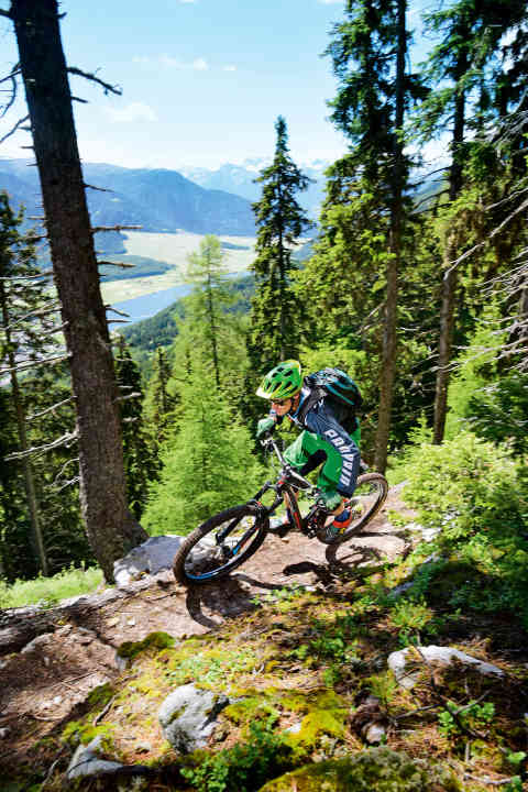   Auf dem Haideralm-X: Es gibt flowige Passagen mit Ausblick. Doch auf den meisten Passagen ist einem die Aussicht egal, weil man sich besser auf die Wurzelgeflechte konzentriert.