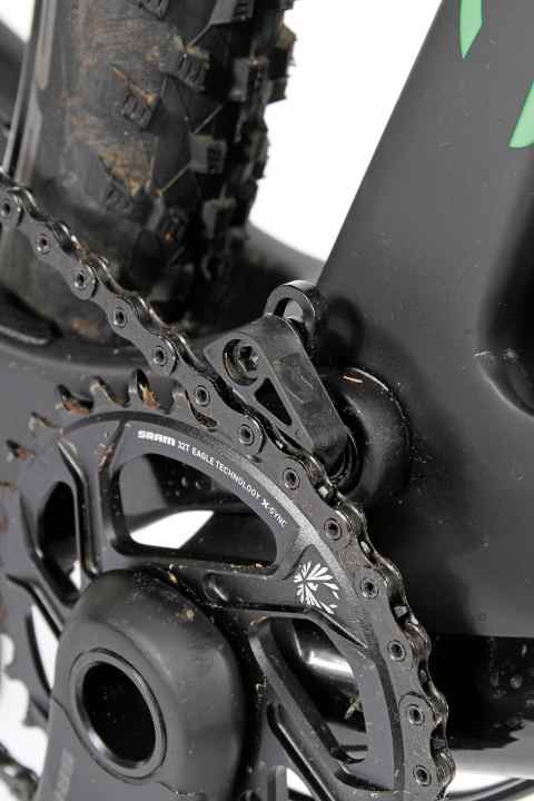   Die Sram-Eagle-Schaltgruppe mit zwölf Gängen findet sich an sechs Bikes im Test in Kombination mit einem 32er- oder 34er-Kettenblatt. Als einziger spendiert Scott seinem Spark noch eine zusätzliche Mini-Kettenführung, damit die Kette auch zu 100 Prozent auf dem Kettenblatt bleibt.