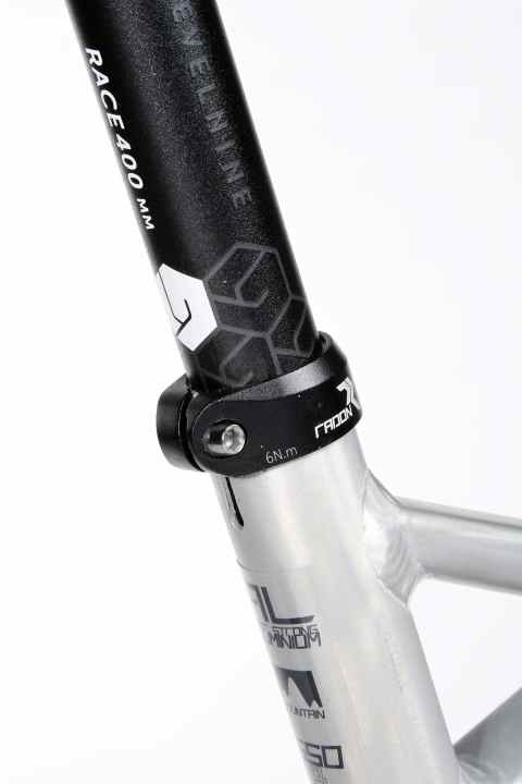   If you want to lower the saddle on the Radon, you'll need an Allen key. The bolted seat clamp is not very practical on the trail. Canyon uses a quick-release saddle clamp, while Giant and Focus even use a telescopic seatpost.