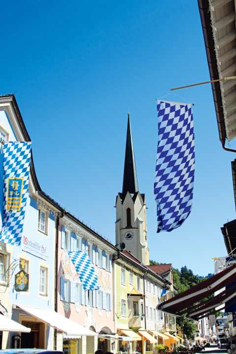   Traditionswirtshäuser, Bäckereien mit abgefahrenem Semmelsortiment und Cafés mit Spitzendeckchen, aber auch Mc Donald’s, Pizza mit Spanferkel oder Barbecue in der Hausberg-Lodge. In Garmisch- Partenkirchen kann jeder seine Nische finden.