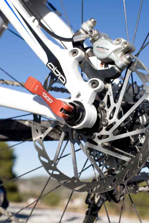   "Active Braking Pivot" (ABP): The rear pivot point and axle are at the same height.