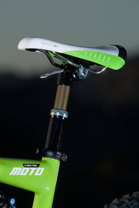   Die paar Gramm mehr lohnen sich: Die Vario-Stütze von Crank Brothers (ehemals Maverick) erweitert den Einsatzbereich des “Moto” enorm. Schade, dass nicht alle Enduros dieses Teil besitzen.