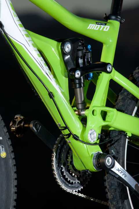   Massive Konstruktion: Hier sieht man die außen aufgebrachten Carbon-Verbindungsplatten zwischen Tret- und Schwingenlager. Sie sollen für noch mehr Steifigkeit im Tretlagerbereich sorgen.