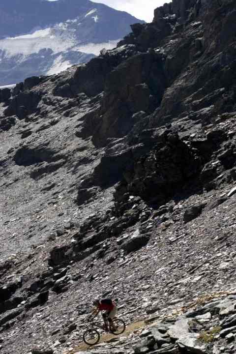   Der Trail auf der anderen Seite hat es in sich. Die Abfahrt vom Madritschjoch ins Martelltal. Der Trail wechselt zwischen "gerade noch fahrbar" und "einfach laufen lassen".