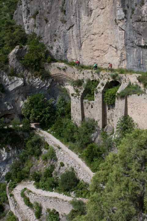   Der GR 653 sieht atemberaubend aus, fühlt sich überm Lenker aber noch krasser an: Wenn hier auch nur ein Käfer den Weg kreuzt, ist Feierabend ...