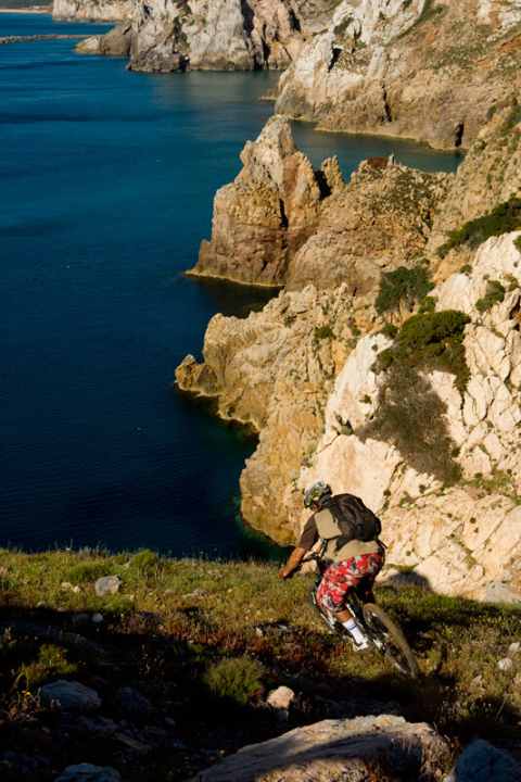   Smaragd-Wasser im ehemaligen Minenhafen unterhalb von Nebida.