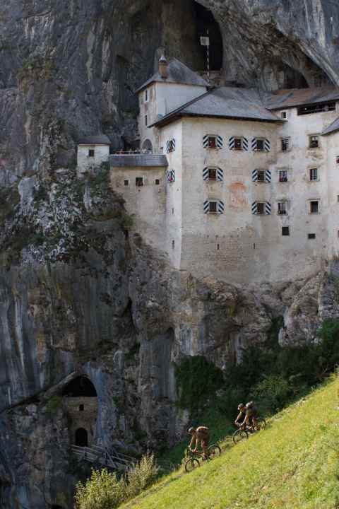   First a cave, then a castle in front of it: a robber baron lived in the Predjama cave castle. His escape routes were of no use to him, he was shot in the left tower - in the loo.