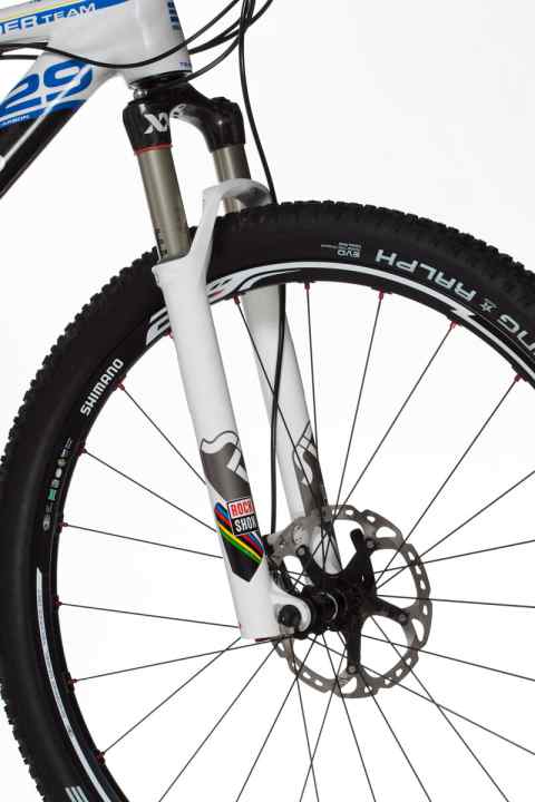   Lighter than a Lefty: the carbon steerer tube and crown reduce the weight of the SID-XX-29 fork to less than 1500 grams.