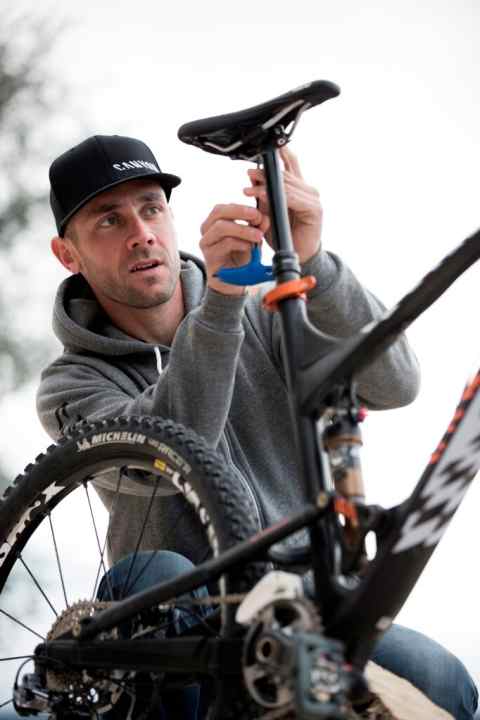   Selber schrauben? Für Fabien Barel Ehrensache. Canyon schätzt das technische Know-How des Franzosen und verspricht sich neue Impulse bei der Entwicklung der Gravity-Bikes.