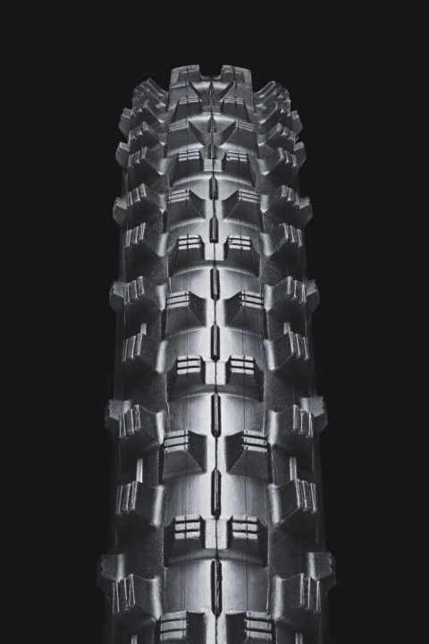 Particularly rough tyres with a jagged profile and high studs (Schwalbe Dirty Dan in the picture) rattle over the tarmac as if you had put on snow chains. But the feeling is often deceptive. | s.