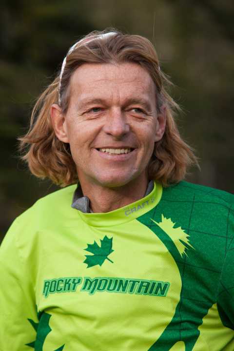   Rider: Hans Voglsamer (53): Fährt Bike seit 1987; Gewicht/Größe 92 kg/1,89 m; Fahrertyp Enduro/Freeride; Lieblingsrevier Finale Ligure