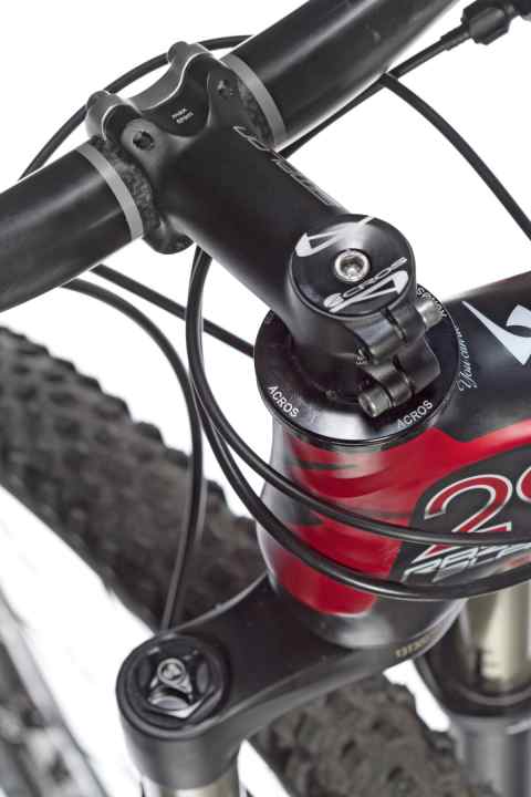   Better than a crash replacement: The Acros headset with stop makes sense, especially on carbon 29ers, as the brake levers would otherwise kill the top tube in a crash.